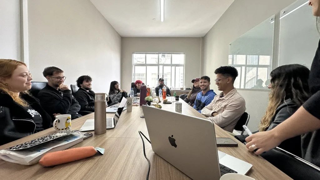 Equipe da Gliffy em reunião de trabalho