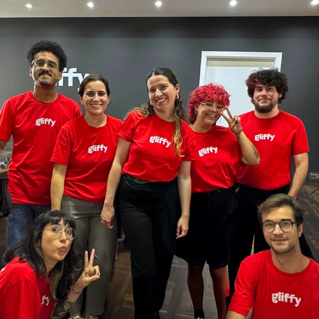 Equipe da Gliffy reunida, todos de camiseta vermelha com a logo da agência